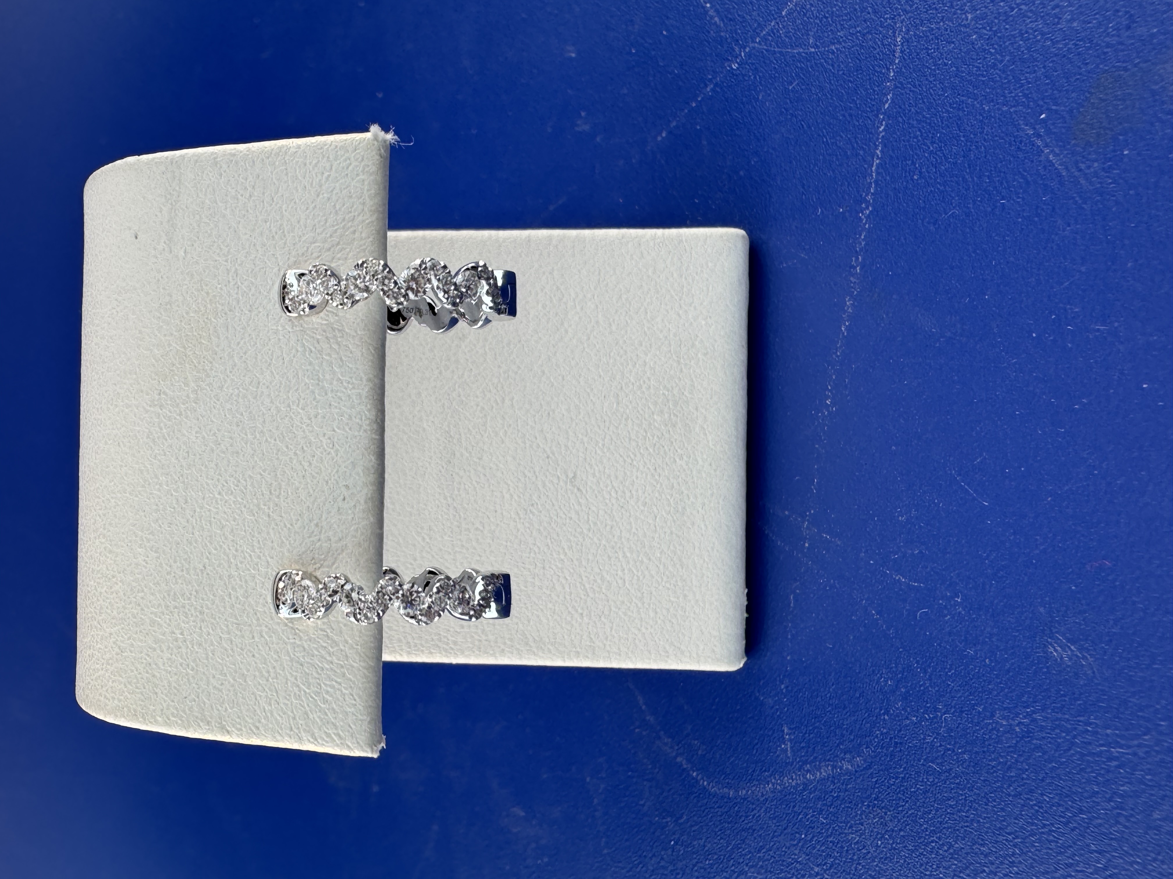 18 kt natural diamond hoop earrings