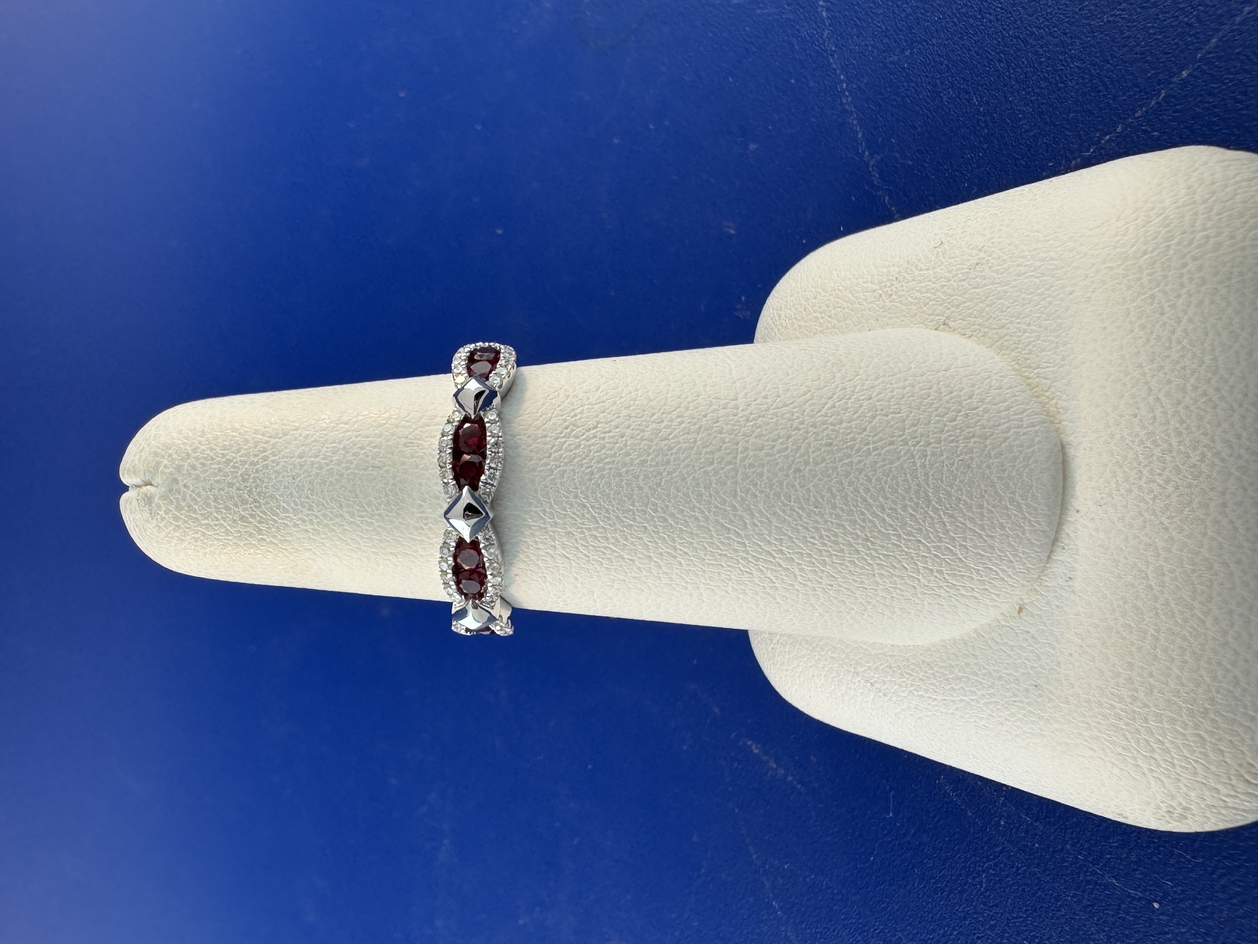 18 kt white gold with diamonds and rubies ring