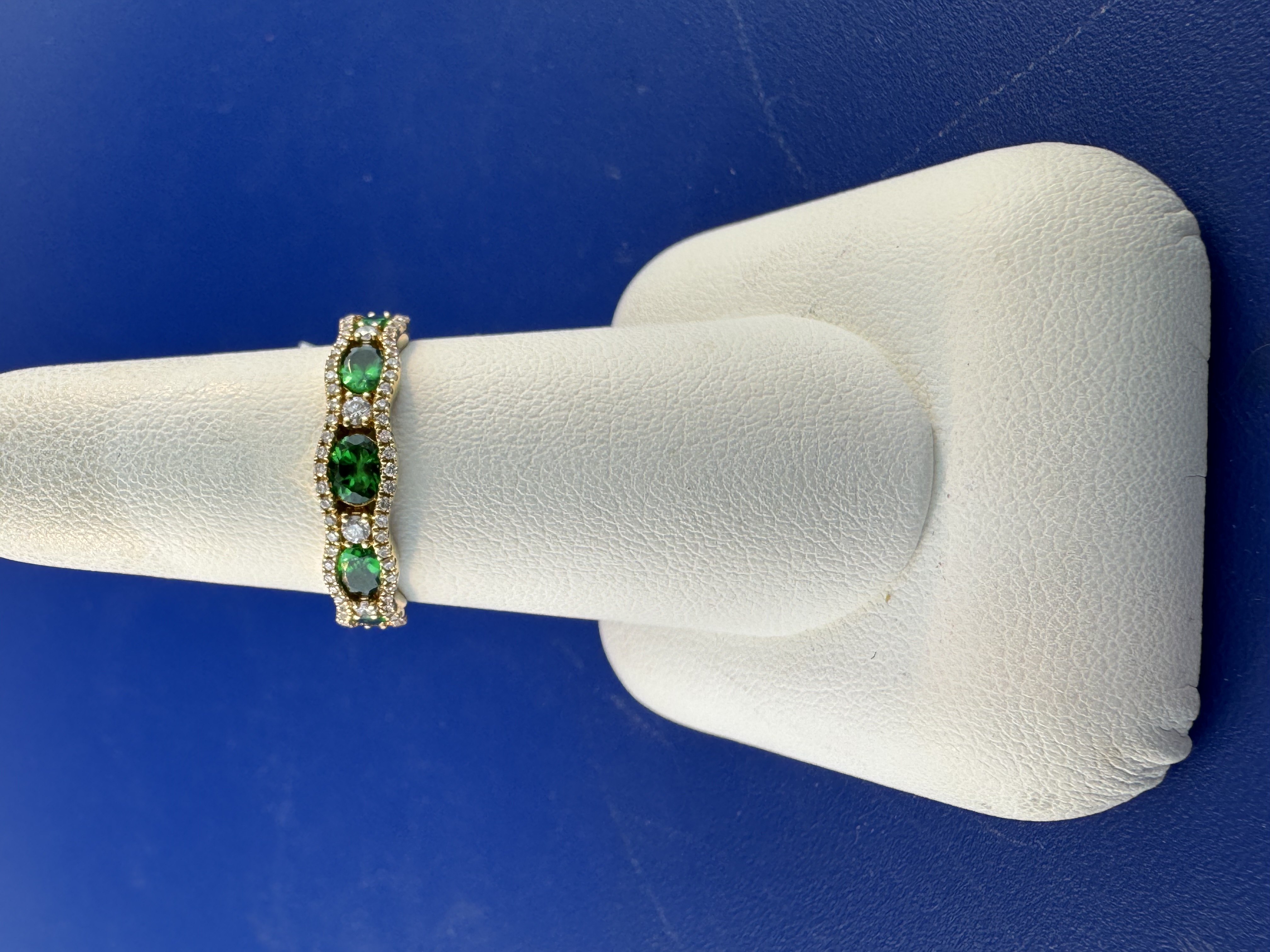 18 kt tsavorite garnet and diamond ring