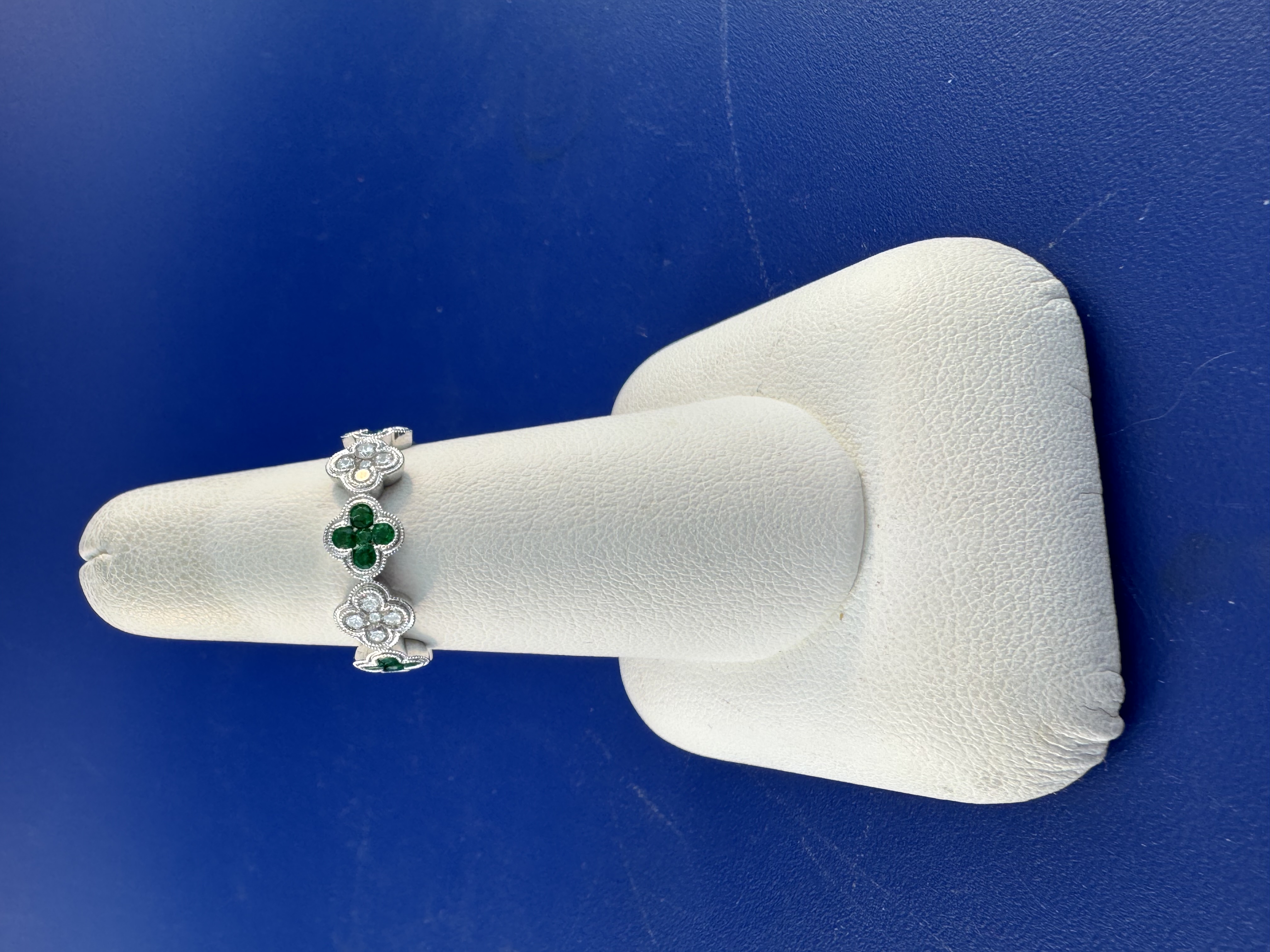 14 kt emerald and diamond ringm