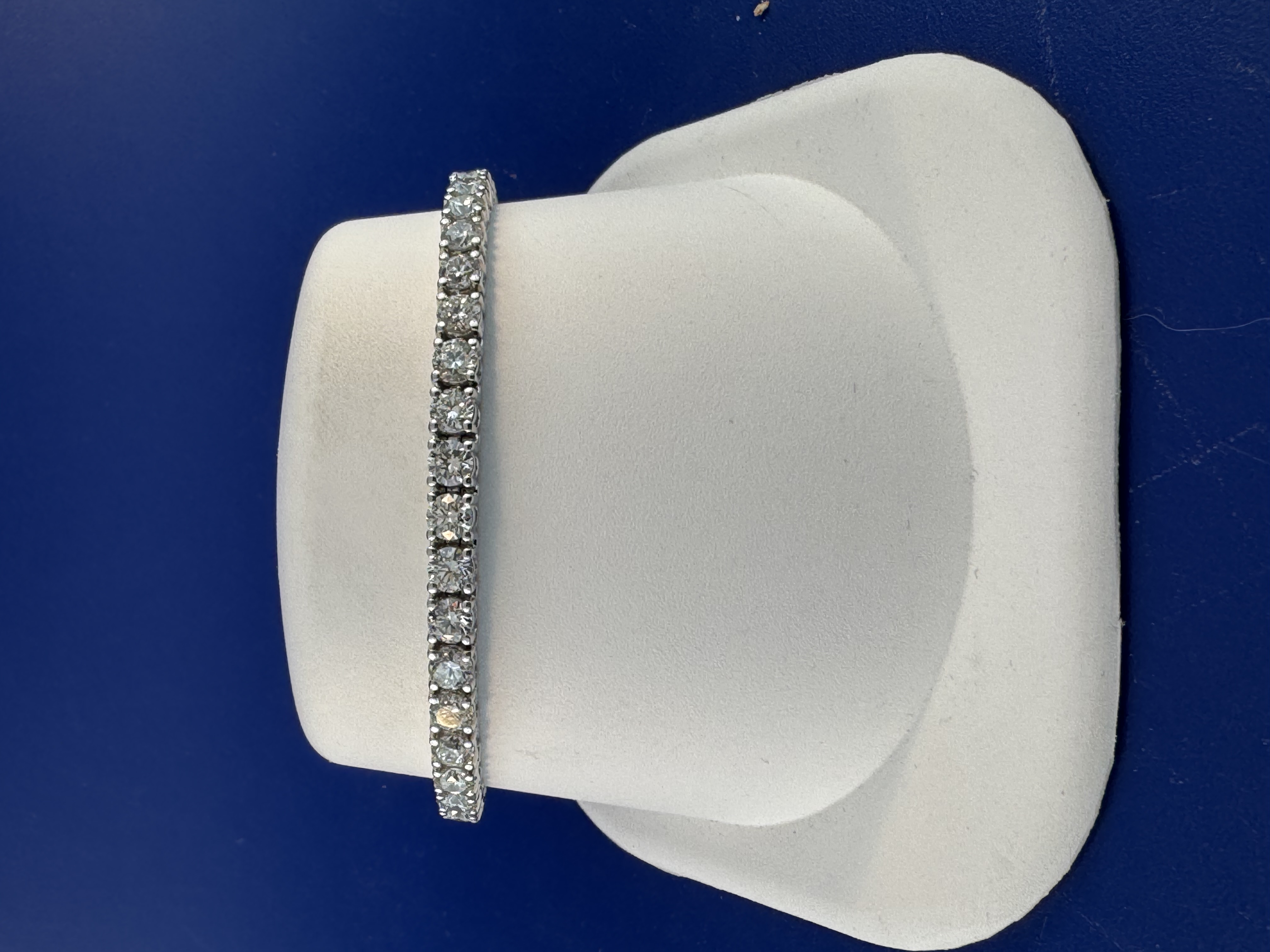 14 kt natural diamond bracelet