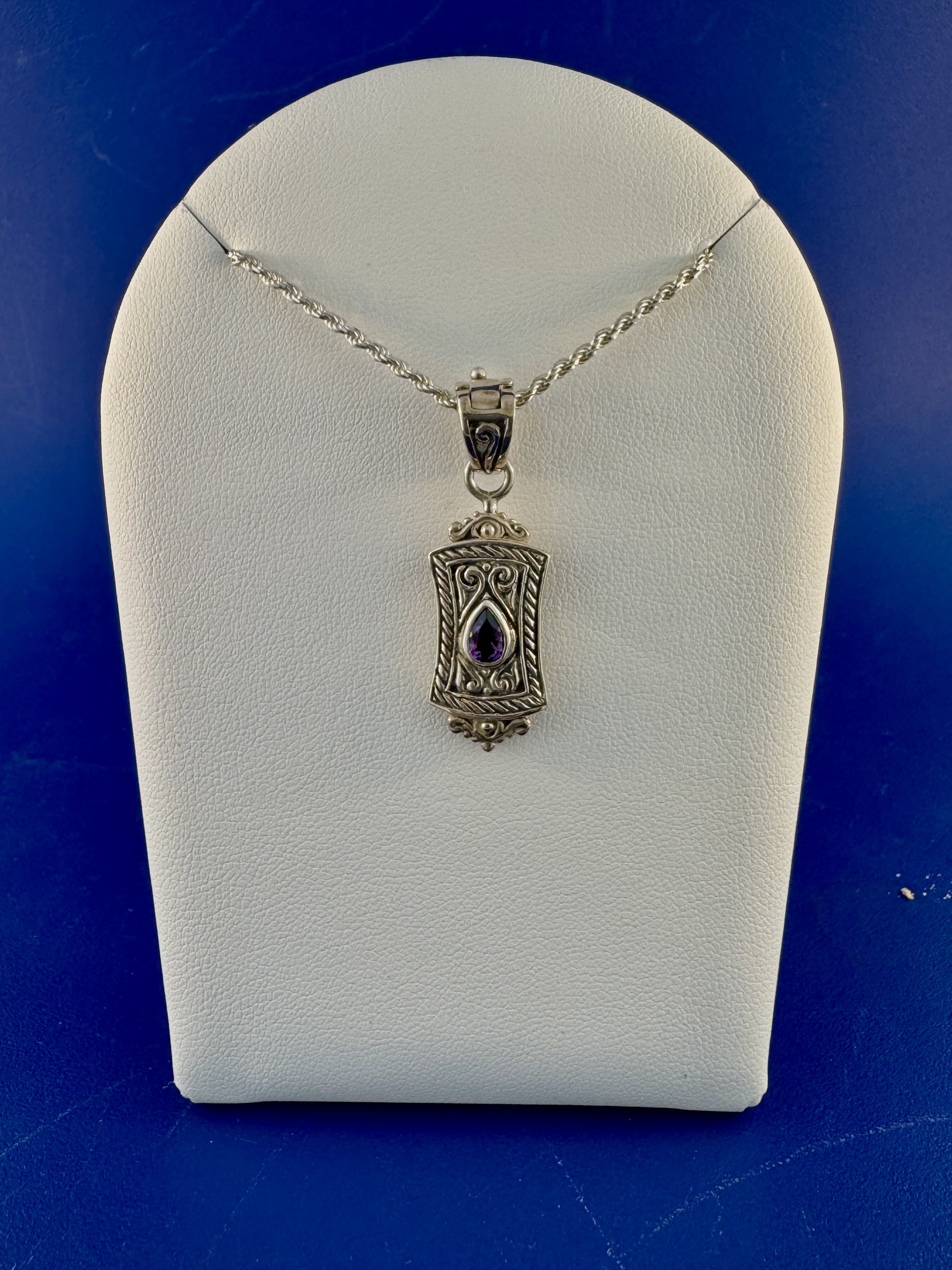Sterling silver and 18 kt amethyst pendant